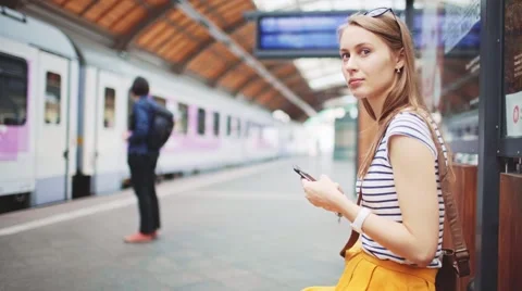 Young Woman Using Smartphone at Train Station. 4K. Vidéo 68544826