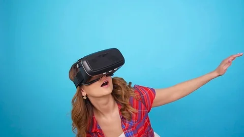 Young woman using a virtual reality headset Stock-Footage 77551086