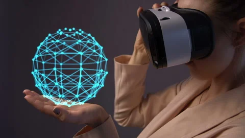 Young woman using a virtual reality headset Vidéo 105375642