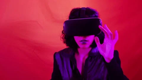 Young woman is using virtual reality viewer. Video stock 185589567