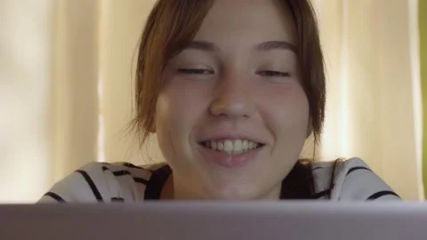 A young woman is videoconferencing while sitting at home. Vídeos de archivo 144932104