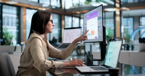 Young Woman Working On Laptop Using Software To Monitor Global Cash Flow. Stock-Fotos