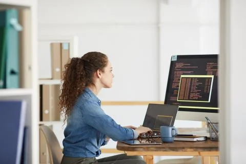 Young Woman Working in Software Development Studio 库存照片