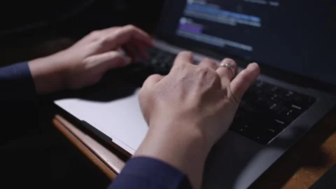 Young woman's hands typing on laptop in office. Видео 263568075