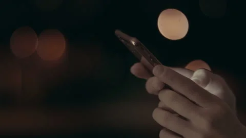 Young Woman's Hands Using Her Smart Phone at Night Vidéo 97835562