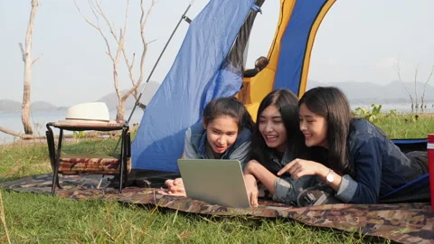 Young women using laptop computer. 스톡 동영상 181324546