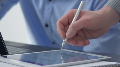 Young worker pointing at tablet screen while listening for observations. Video stock 82226938