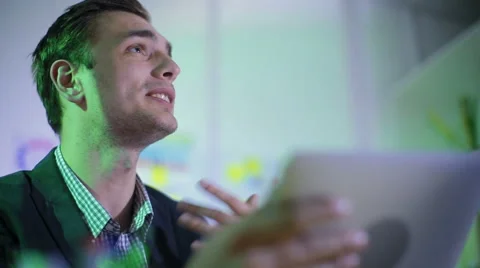 The young worker tells the chief about progress Video stock 62549982