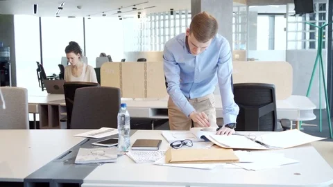 Young working businessman sort out working papers for analitic tasks Vídeo Stock 73238501