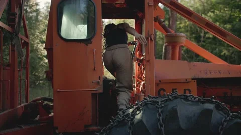 Young working female sits down in machinery 库存影片 213487348