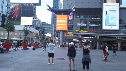 Younge and Dundas Square 库存影片 113408402