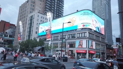 Younge and Dundas Square 库存影片 113409134