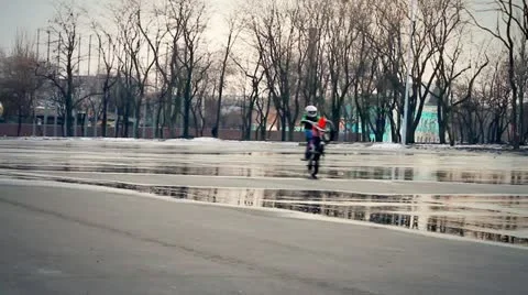 Younge biker 库存影片 10861582