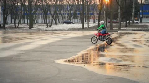 Younge biker 库存影片 10862084