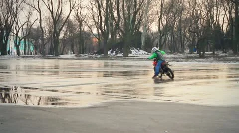 Younge biker 库存影片 10862159