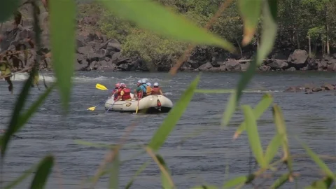 Youngster are preparing for river rafting Stock-Footage 82904592