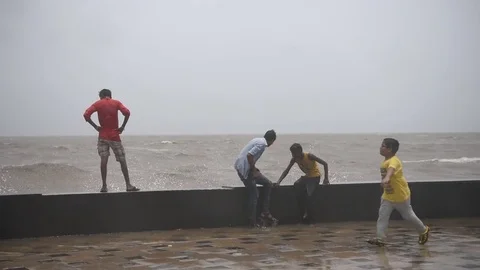Youngsters enjoy high tidal waves at Worli Seaface Vídeos de archivo 76998705