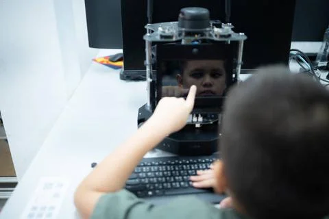Youngsters utilizing the hand robot technology are having fun learning the... Stock-Fotos