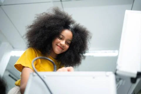 Youngsters utilizing the hand robot technology are having fun learning the... Stock-Fotos