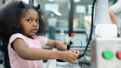 Youngsters utilizing the hand robot technology are having fun learning the... Stock-Fotos