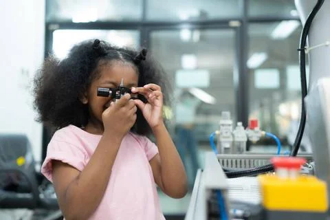 Youngsters utilizing the hand robot technology are having fun learning the... Stock-Fotos