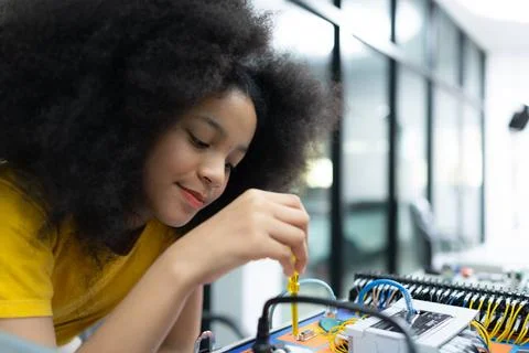 Youngsters utilizing the hand robot technology are having fun learning the... Stock-Fotos