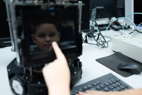 Youngsters utilizing the hand robot technology are having fun learning the... Stock-Fotos