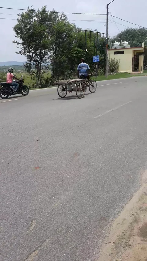 A Youth empty Trolley Rickshaw  driving on road in Odisha 스톡 동영상 235899758