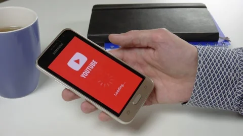 The Youtube application is loaded for a very long time 스톡 동영상 99834279