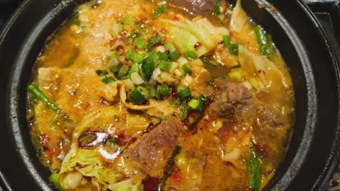 Yunnan-style beef and egg rice noodles in a steaming pot Video stock 342282998