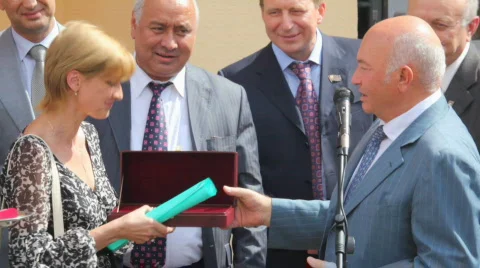 Yuri Luzhkov passing the symbolic key from the new apartment building Stock Footage