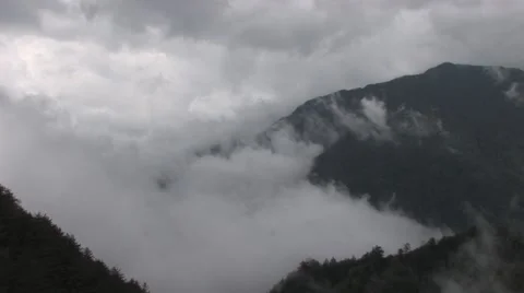 Yushan (玉山) mountain range &amp; sea clouds Video stock 42136141