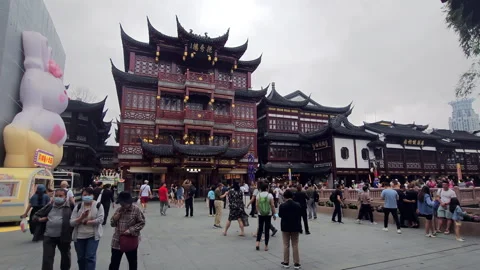 Yuyuan Garden Nine-Turn Bridge, buildings and crowds, Shanghai, China Video stock 287494853