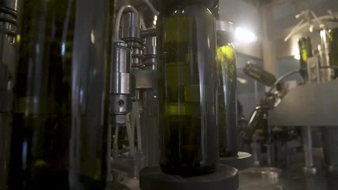 Заголовок: Slow-motion Automatic conveyor with moving bottles on belt, Stock Footage 155427211