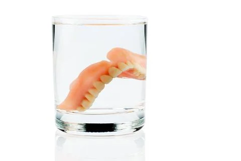  Zahnprothese im Wasserglas Zahnprothese m Wasserglas, Symbolfoto für Zahn.. Stock Photos