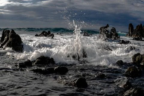  Zauber der Wellen Brechende Wellen an felsiger Küste, Wasser und Wellen a.. Stock Photos