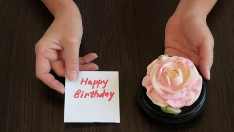 Zefir or marshmallows as pink rose and happy birthday card in hand, Gift bo.. Vídeo Stock 332795357