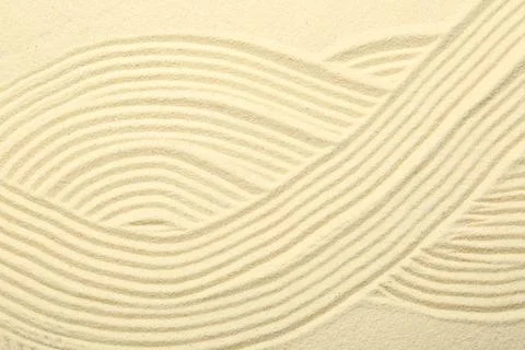 Zen rock garden. Wave pattern on beige sand, top view Foto stock