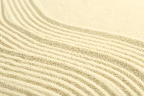 Zen rock garden. Wave pattern on beige sand Foto stock