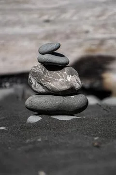 Zen Stack of Stones on dark Sand Foto stock