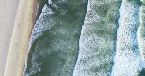 Zenithal aerial view of rolling waves at the sandy beach. Drone video zenit.. 스톡 동영상 294606130