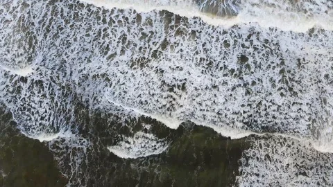 Zenithal drone sea, breaking waves. Imbassaí beach. Bahia, Brazil. Vídeo Stock 117043691