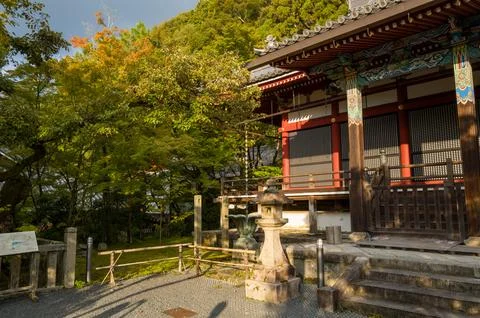 Zenrinjiamidado main hall with stone lantern and maple trees at Zenrin-ji in Stock Photos