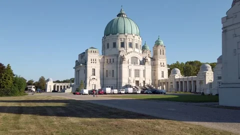 Zentralfriedhof Wiese Kirche Stock-Footage 340551176