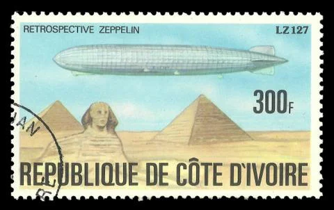 Zeppelin, LZ127 over Sphinx &amp; pyramids Ilustração Stock