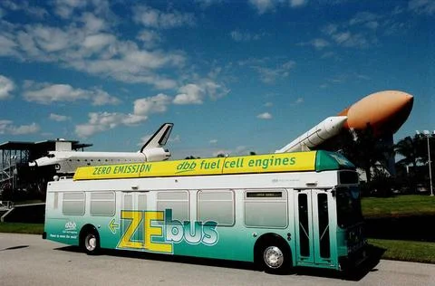 The Zero Emissions (ZE) transit bus tours the KSC Visitor Complex for a te... Foto stock