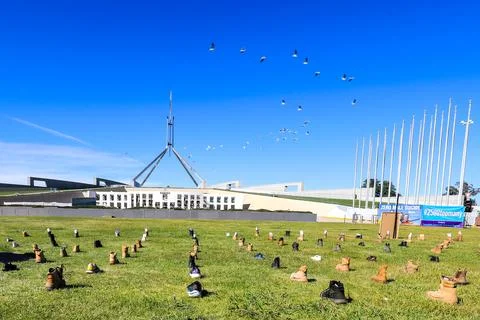 Zero Suicide Awareness Program display featuring boots laid out on the ground Foto stock