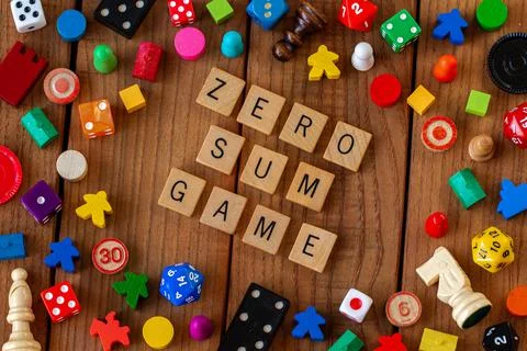 "Zero Sum Game" is spelled out in wooden letter tiles Foto stock