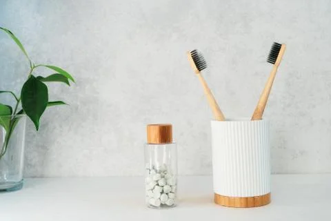 Zero waste bathroom items. Bamboo toothbrushes in recycling material holder Foto stock