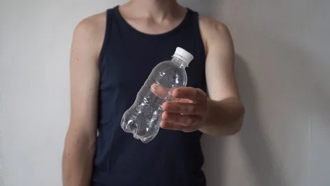 Zero waste concept. Man chooses a glass bottle instead of a plastic bottle. 库存影片 112817005